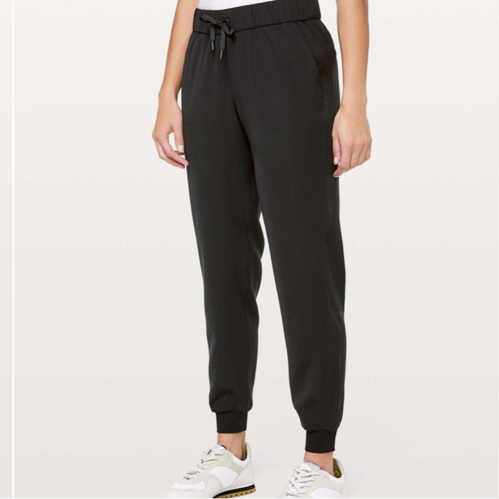 Lululemon On The Fly Jogger Black size 4 drawstring pockets